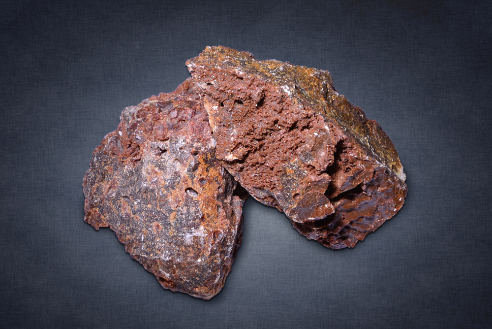 High calcium and low silicon fused magnesium 96