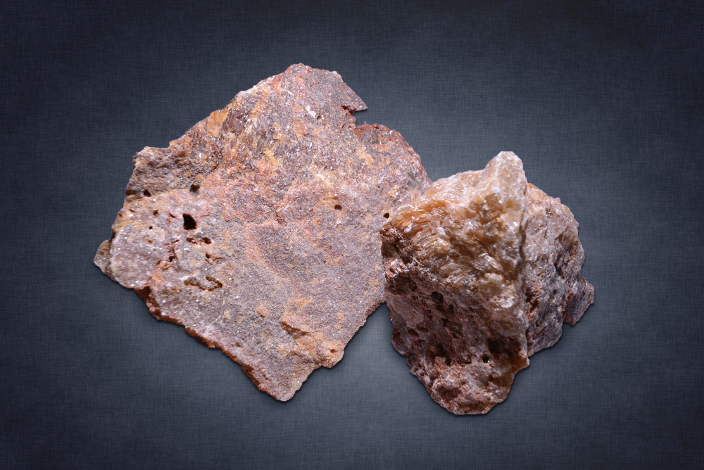 High calcium and low silicon fused magnesium 97