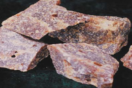 Low silicon and high calcium fused magnesia